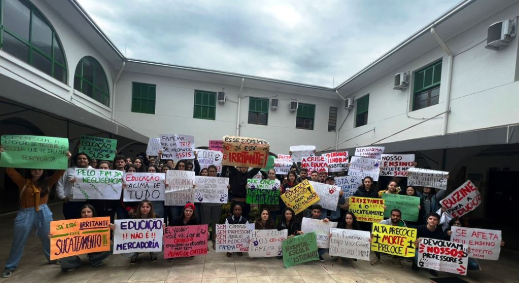 estudantes da Fam,ema durante manifestação por melhorias