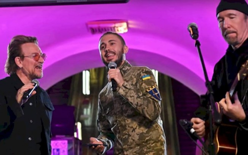 U2: Bono e The Edge cantam "Standy By Me" na Ucrânia U2: Bono e The Edge cantam "Standy By Me" na Ucrânia
