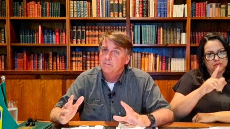 Bolsonaro diz que não tem Pix, mas elogia sistema
