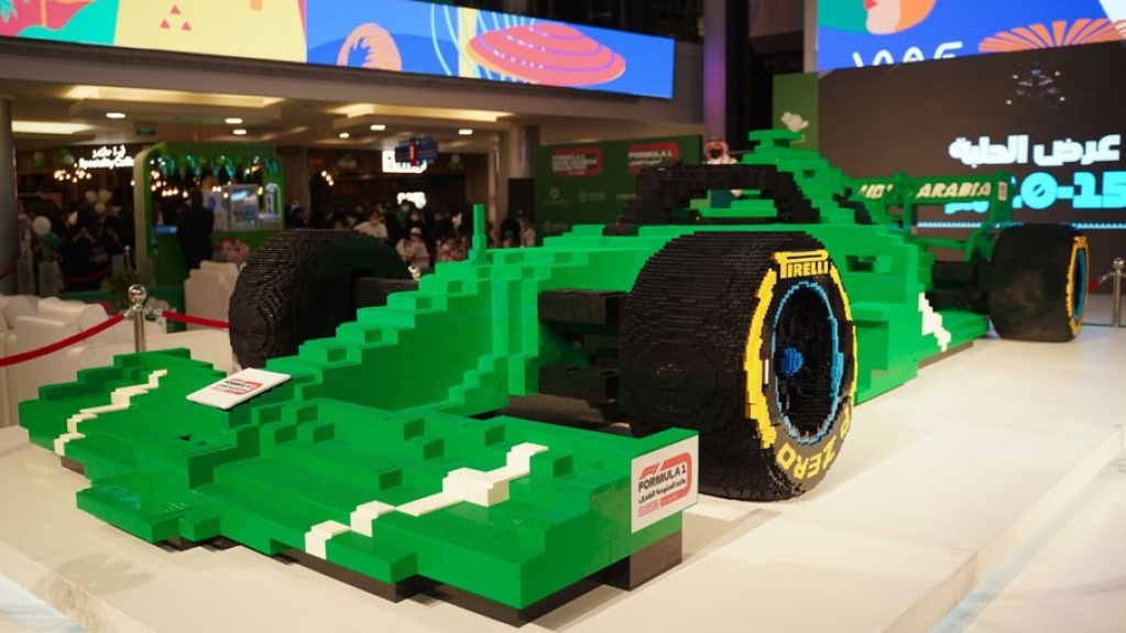 O maior carro de F1 do mundo da Lego bate recorde com meio milhão de peças