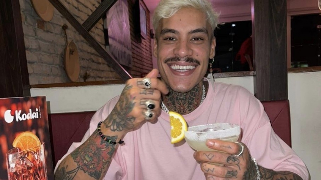 Murilo Dias, do reality "Soltos em Floripa", vai a restaurante japonês com amigo Murilo Dias, do reality "Soltos em Floripa", vai a restaurante japonês com amigo