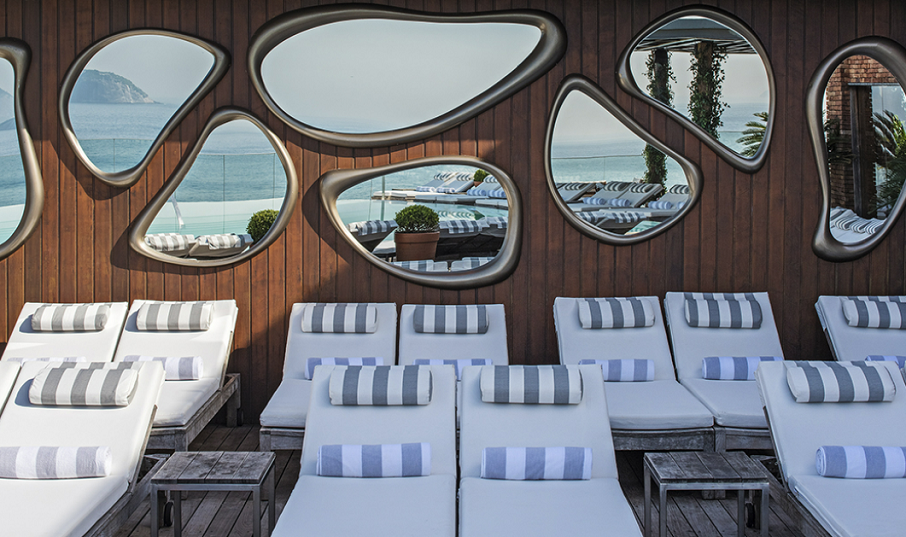 Cadeiras da piscina do Hotel Fasano Rio, em Ipanema. Foto: Divulgação