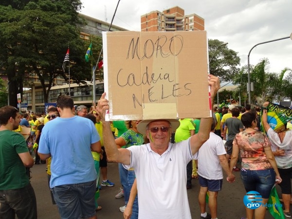 Cartazes "enfeitam manifestações"; veja frases