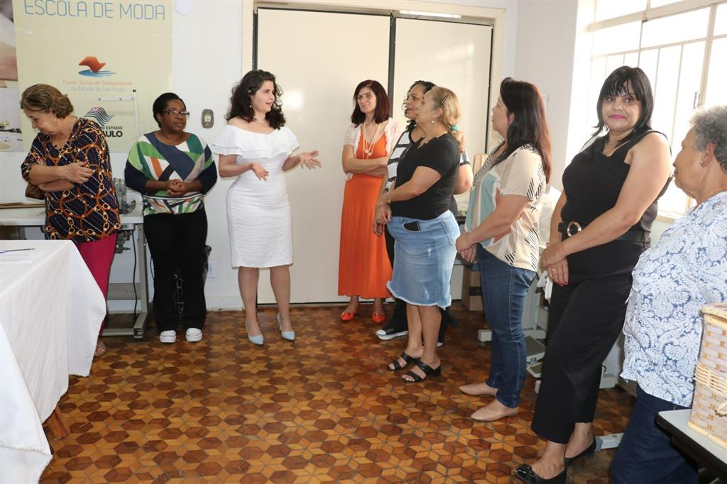 Escola de Moda com curso gratuito forma turma de costureiras em Marília