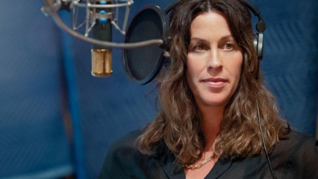 Alanis Morissette revela ser vítima de estupro coletivo na adolescência