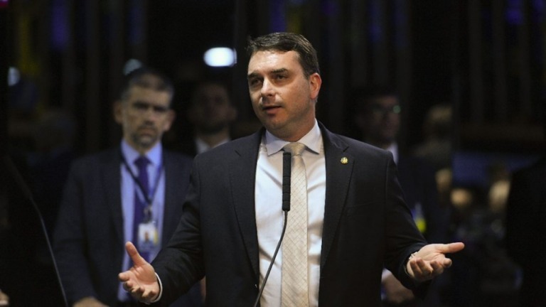 Flávio Bolsonaro recua e diz apoiar Guedes contra PEC dos Combustíveis