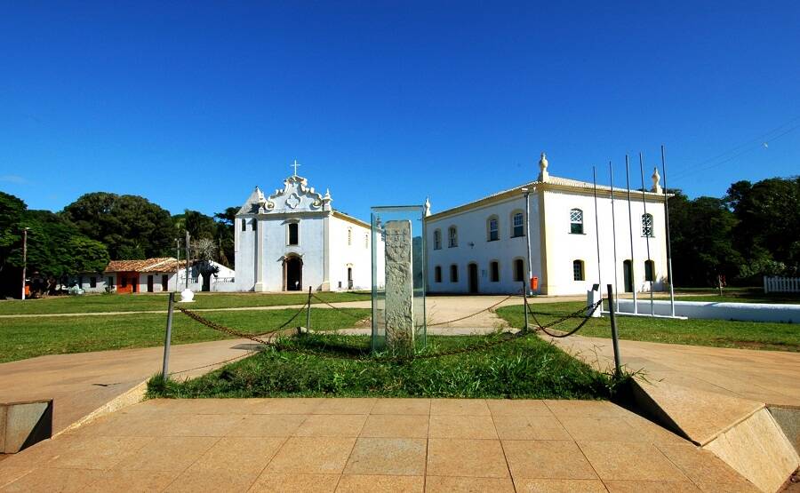 Marco do Descobrimento, de 1506, tem inscrições que portugueses fizeram ao chegar ao Brasil. Foto: Coconut Experience