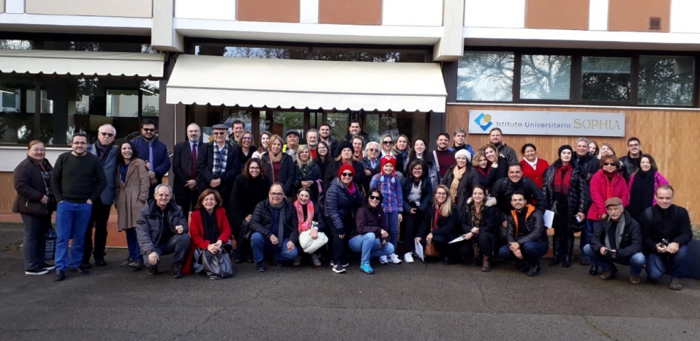 Alunos e professores em frente ao Instituto Universitário Sophia em Florência, Itália