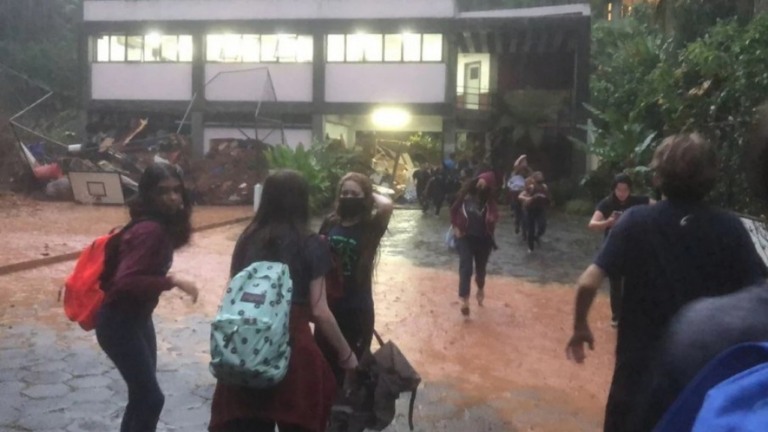VÍDEO: Alunos chegam a Pronto Socorro após desabamento em Petrópolis