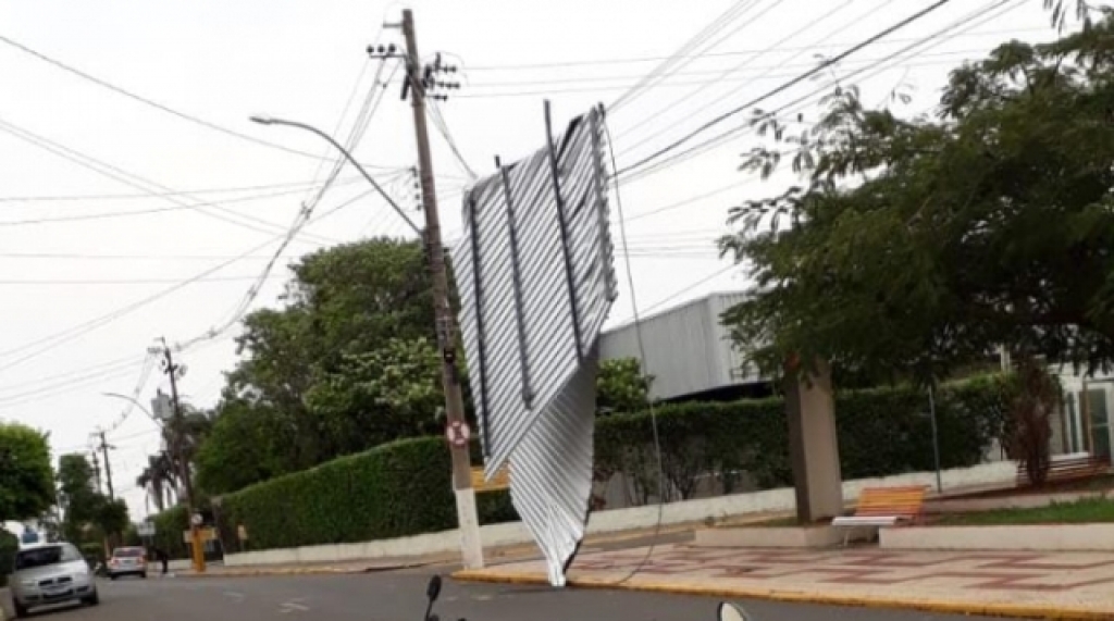 Tempestade causa danos com morte em Tupã; susto e prejuízos em Pompéia