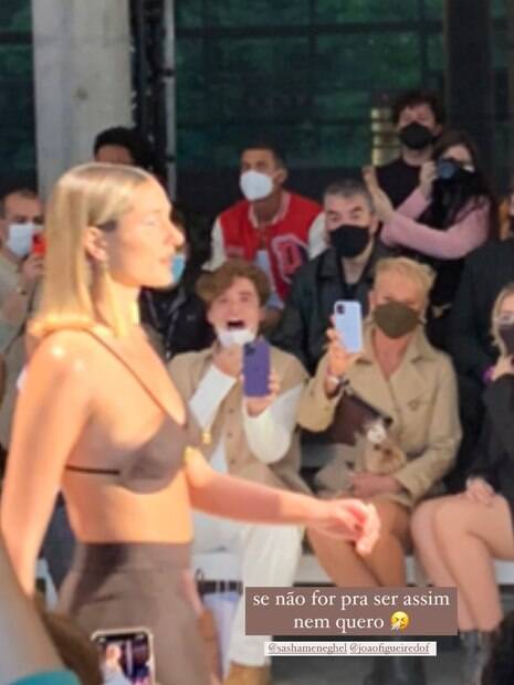 Marido de Sasha Meneghel vibra com esposa em desfile do SPFW