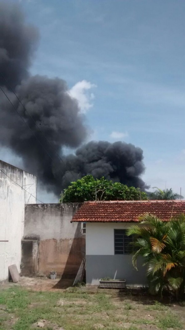 Incêndio no centro cria nuvem de fumaça preta em Marília