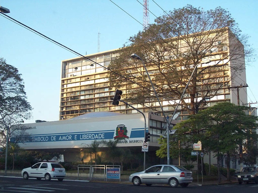 Prefeitura reajusta valor de cesta natalina para servidores em Marília