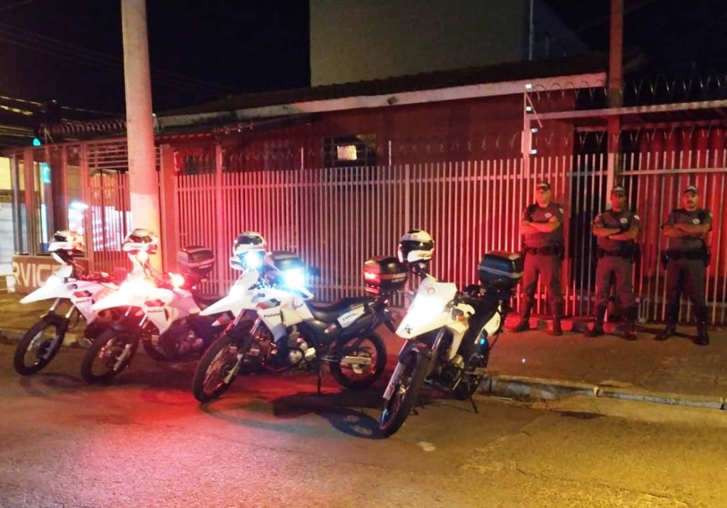 PM flagra motociclista embriagado, condutores na contramão e uso de celular