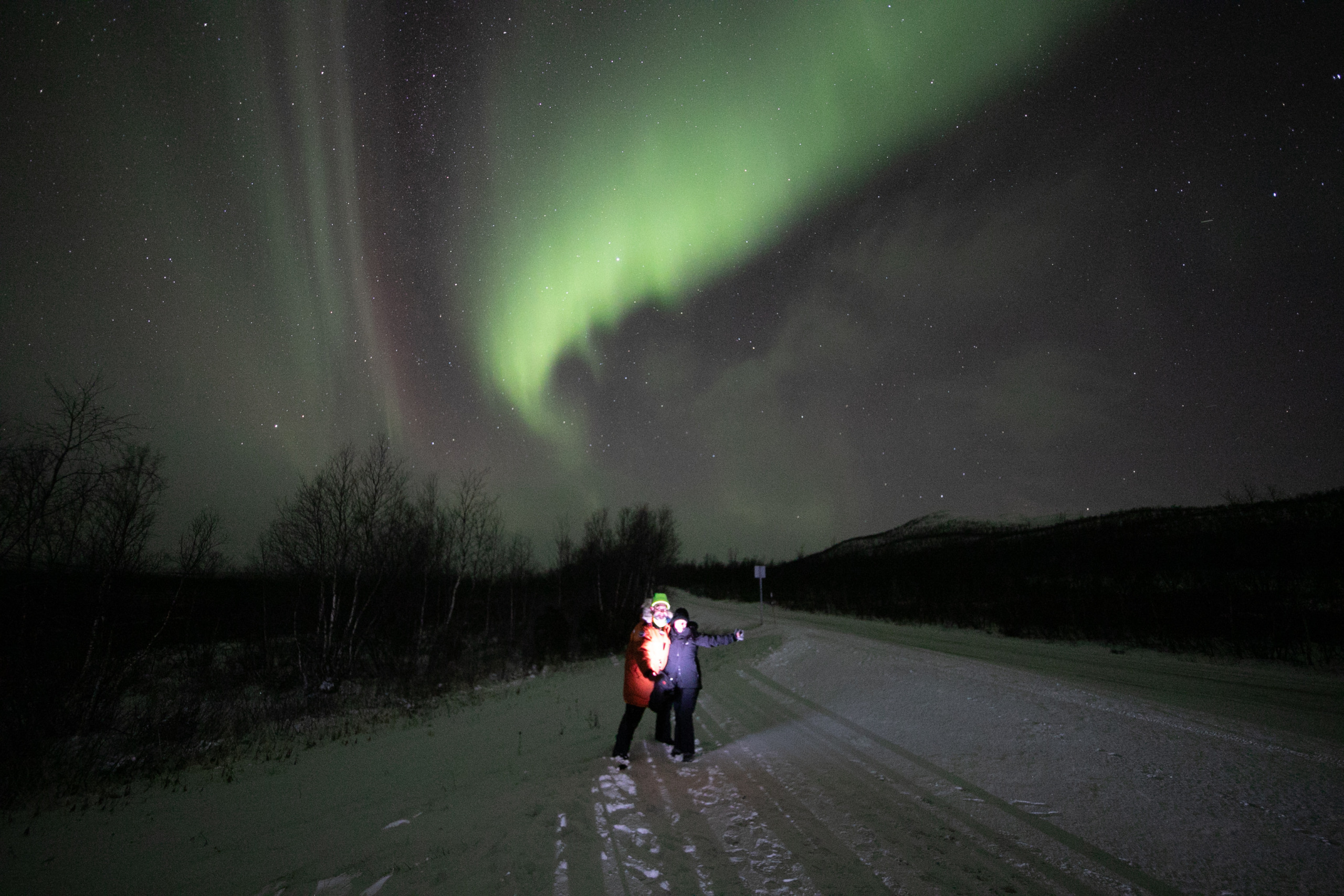 Natascha Ronconi em meio a aurora boreal. Foto: Marco Brotto