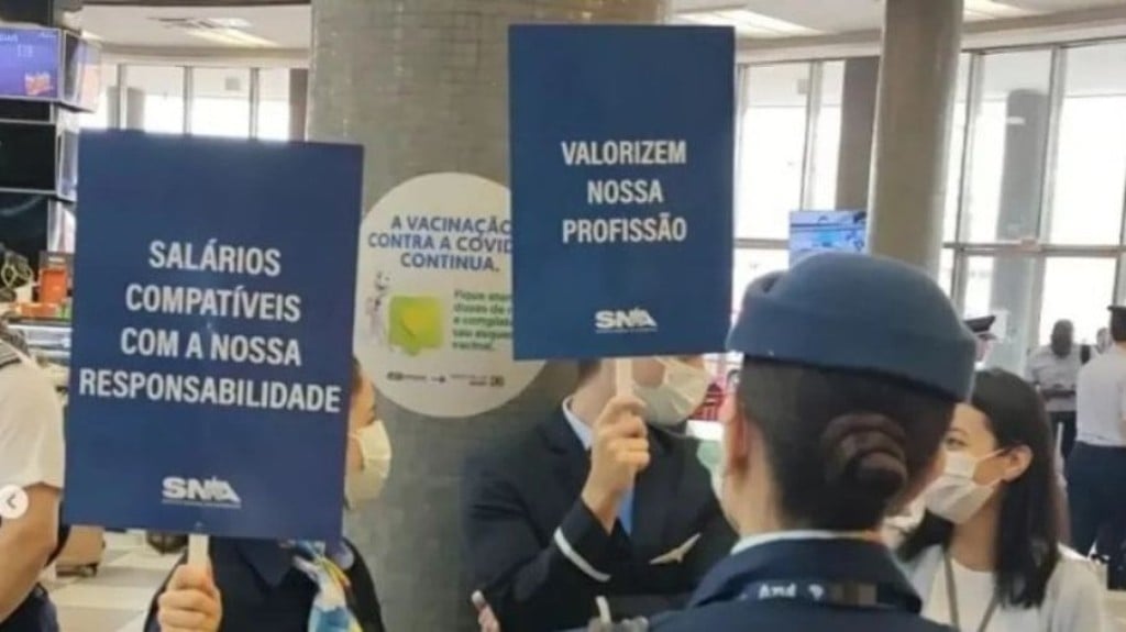 Pilotos e comissários aceitam proposta e encerram greve após 5 dias Pilotos e comissários aceitam proposta e encerram greve após 5 dias