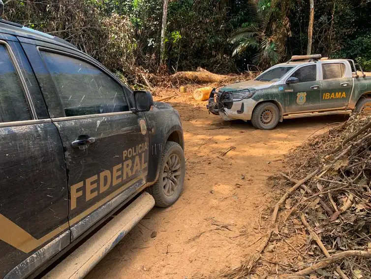 Sinop (MT) -  A Polícia Federal, em ação conjunta com o Ibama e o ICMBio, realizou operação de combate à extração ouro e desmatamento ilegais no Parque Nacional do Juruena (PNJu), em Nova Bandeirantes, região norte do estado de Mato Grosso. A Operação Ibi-Çoroc foi deflagrada no dia 1/8 e teve os trabalhos estendidos até no  final da tarde  desta quinta-feira, dia 3/4.  Foto: Policia Federal/Divulgação