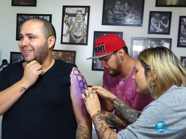 Dazzo durante sessão de tatuagem no estúdio The Brothers, com Chileno Venegas e Érica Forte