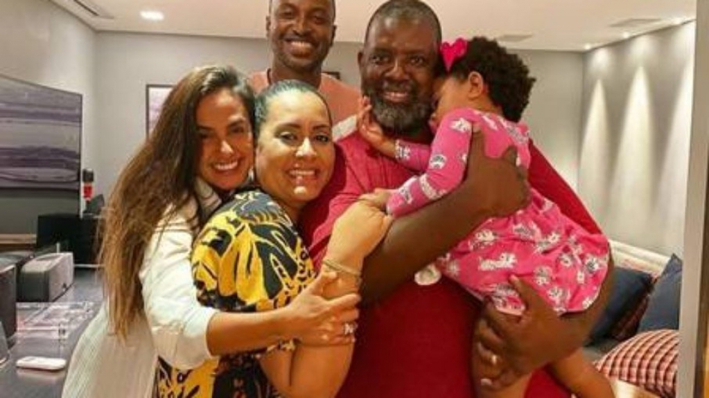 Péricles visita Thiaguinho e Carol Peixinho: "que noite!"