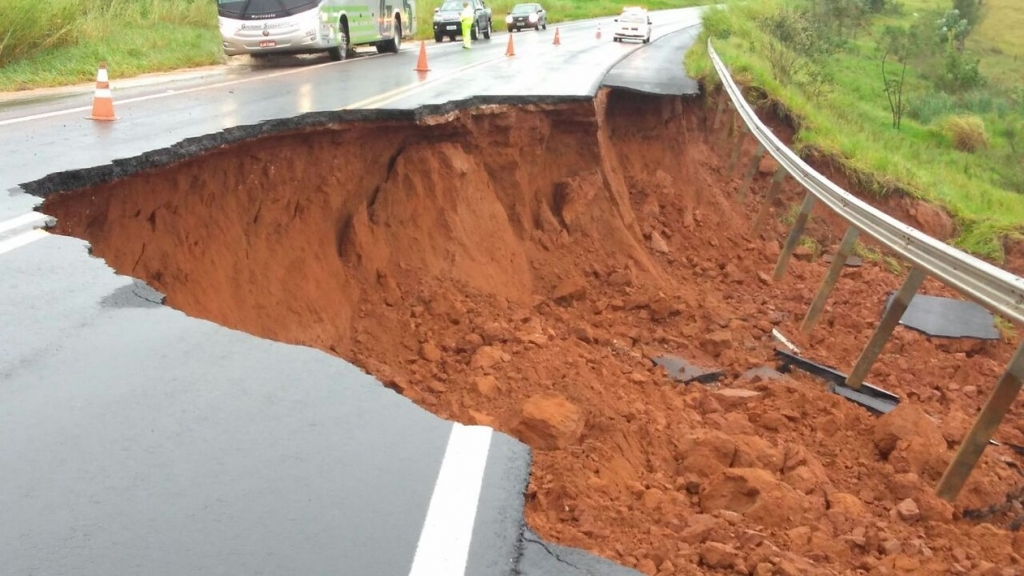 Erosão arrastou asfalto na rodovia SP-333, em Echaporã – Eduardo Meira