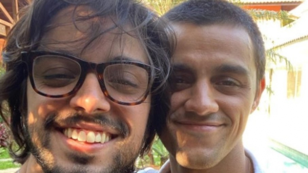 Rodrigo e Felipe Simas vão interpretar Chitãozinho e Xororó em série
