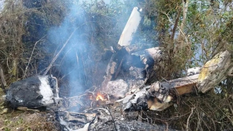 Homem fica gravemente ferido após queda de avião
