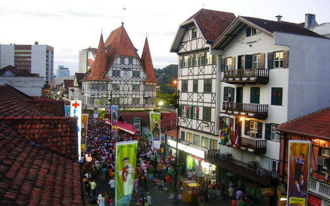 Blumenau abriga anualmente a Oktoberfest, festa que celebra as tradições alemãs. Foto: Flickr/Vitor Pamplona