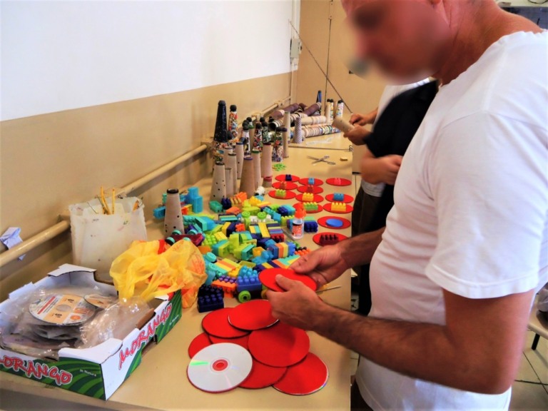 Presos transformam lixo reciclável em brinquedos para entidades