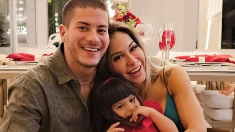 'BBB': Arthur Aguiar detalha aniversário da filha: "só tocou louvor"