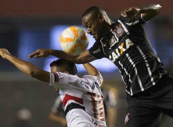 Vagner Love disputa bola na partida – Daniel Augusto Jr – Ag Corinthians