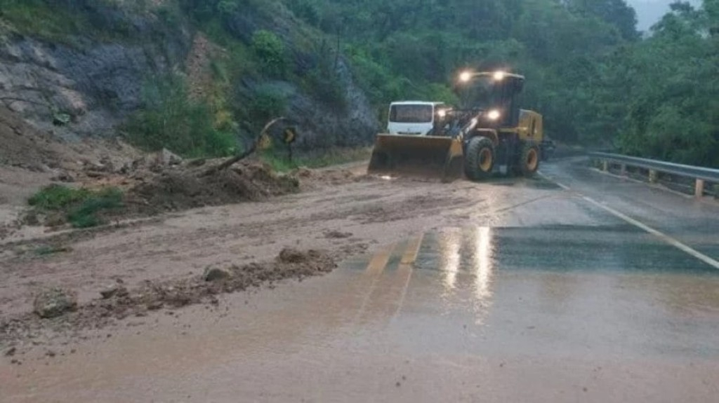 Rio-Santos tem pontos liberados; Mogi-Bertioga segue bloqueada Rio-Santos tem pontos liberados; Mogi-Bertioga segue bloqueada