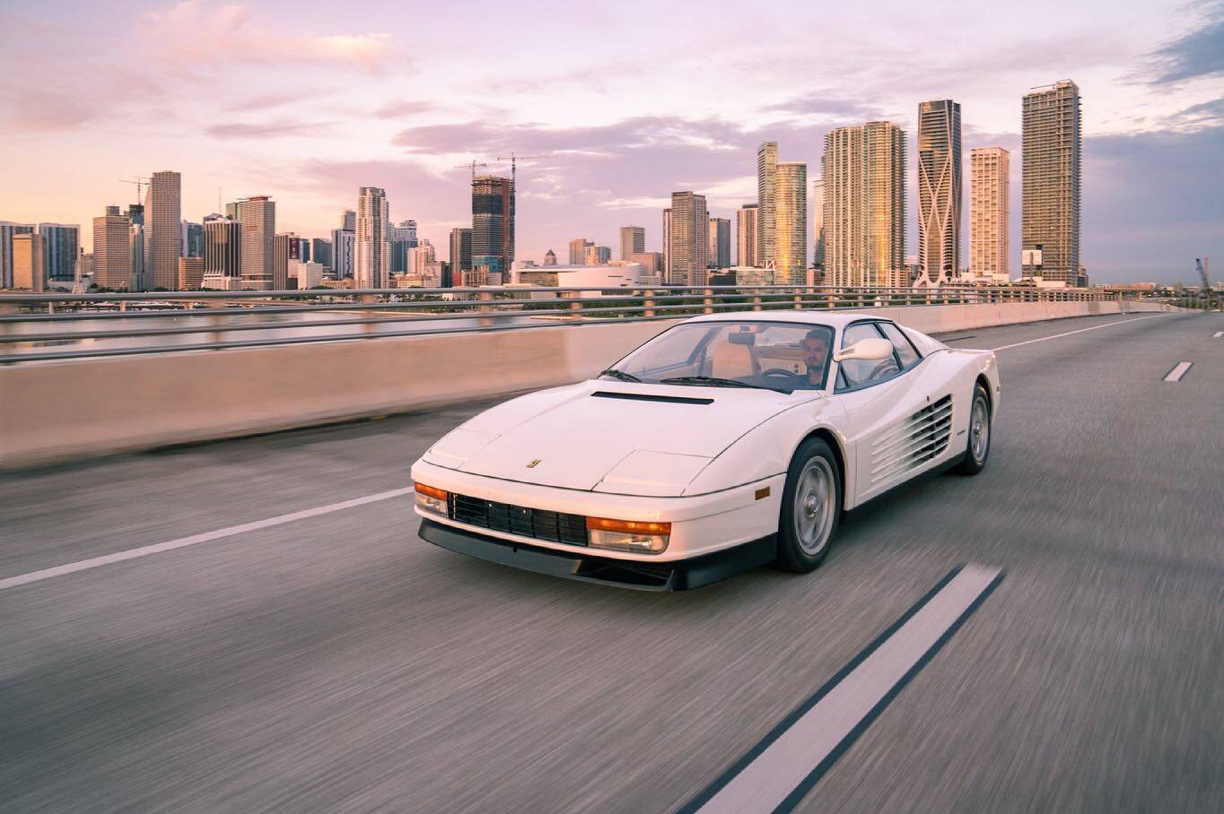 Ferrari Testarossa usada nas filmagens marca apenas 9.977 km no hodômetro.. Foto: Divulgação