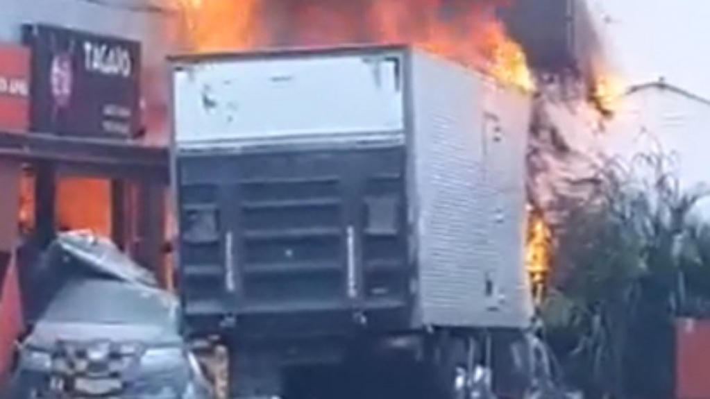 SP: caminhão atinge posto de gasolina e deixa feridos; veja vídeo