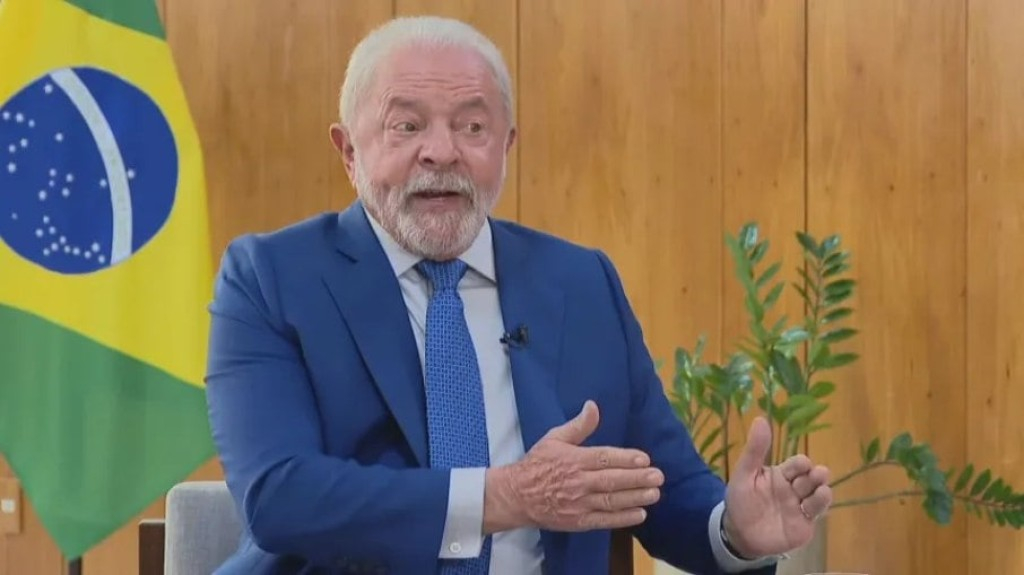Lula oficializa aumento no salário mínimo e reajuste na tabela do IR