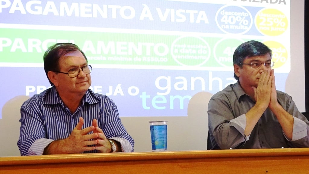 Levi Gomes, secretário da Fazenda, e prefeito Daniel Alonso durante ato no gabinete