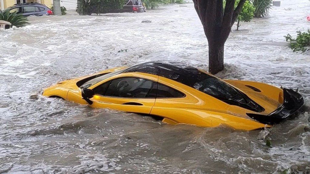 Enchente nos EUA leva McLaren P1 de R$ 15 milhões