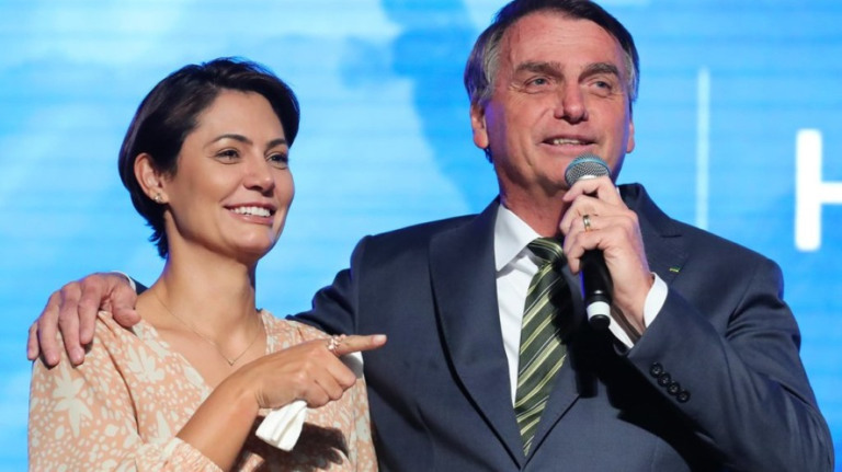 Michelle Bolsonaro recebe mesma condecoração que padre Júlio na Câmara
