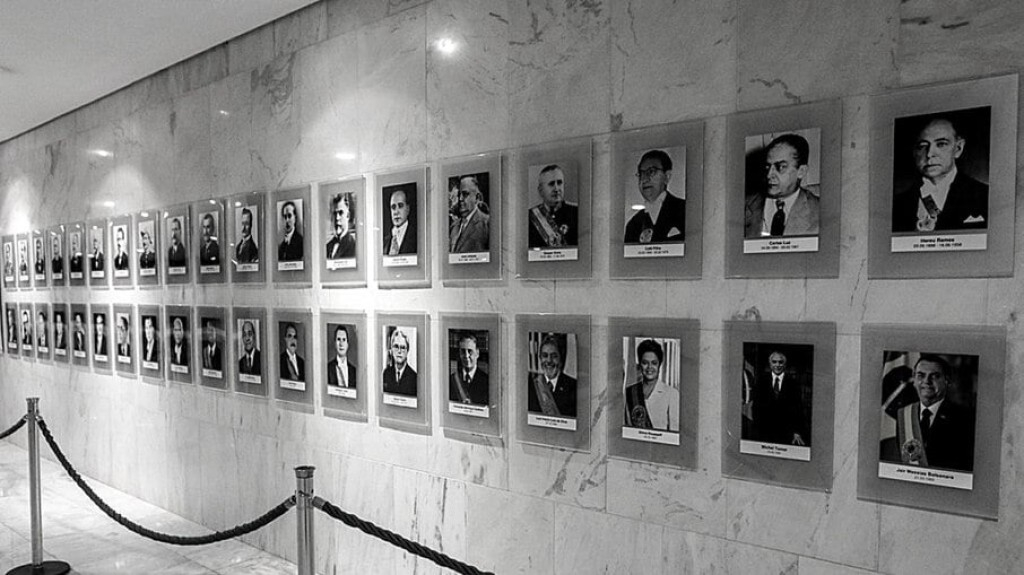 Planalto troca foto de Bolsonaro para versão preto e branco