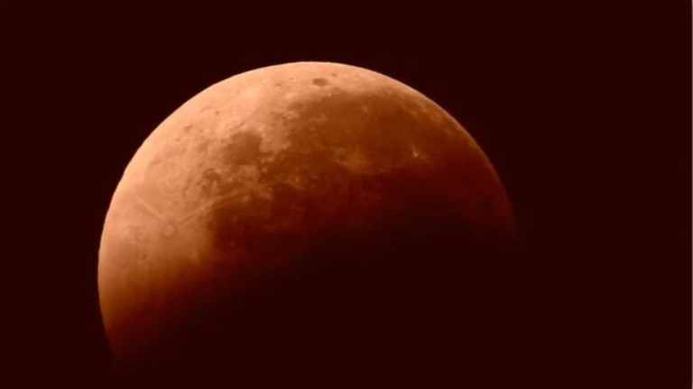 Daniele Cavalcante Eclipse lunar parcial acontece no sábado. Saiba onde será visível!