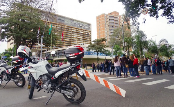 Servidores fazem segundo dia de protestos e ganham adesões