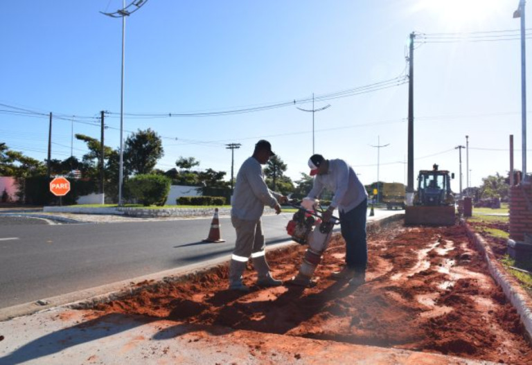 Prefeitura de Pompéia inicia troca de piso para revitalização de calçadão