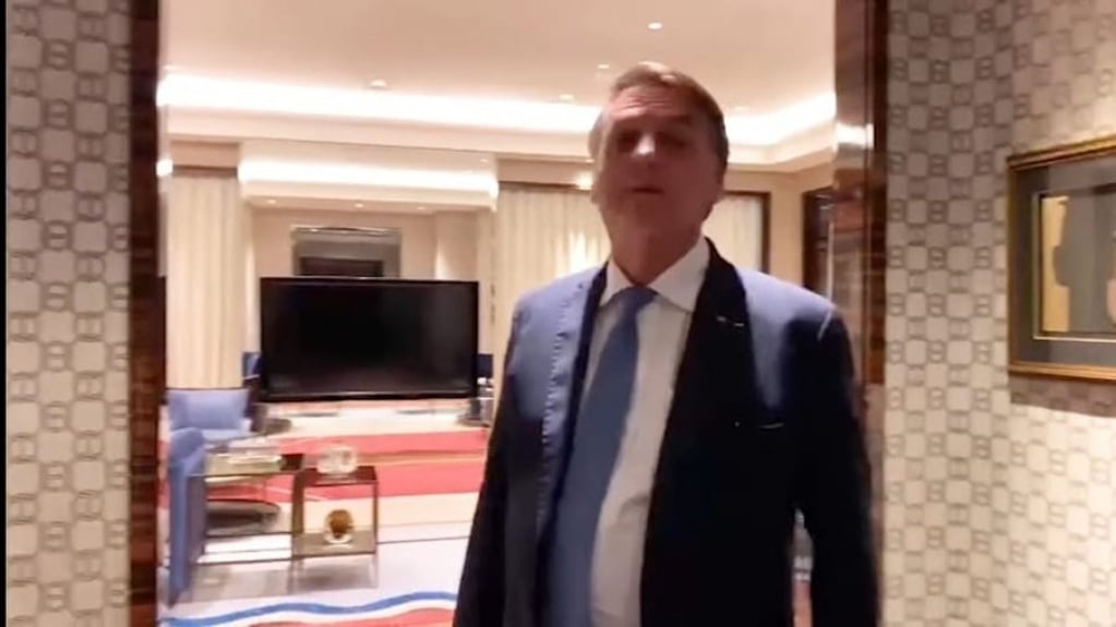 Bolsonaro mostra quarto de diária de R$ 46 mil, mas diz ser "0800"; veja o vídeo