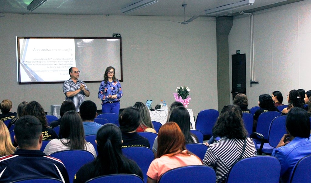 Futuros pedagogos recebem profissionais em palestras sobre educação