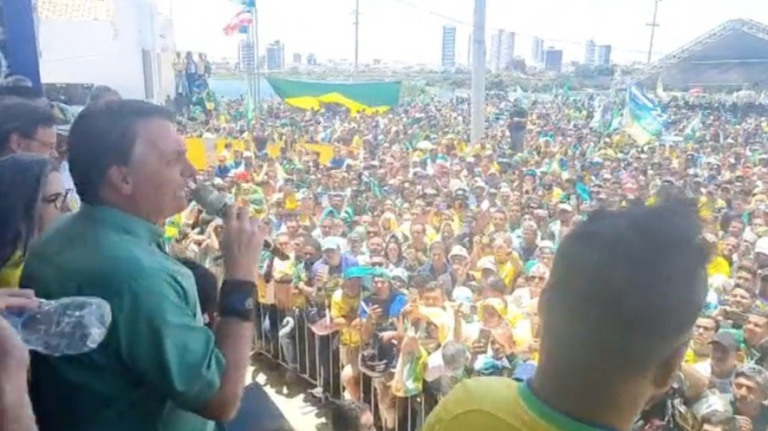 Bolsonaro chama Lula de 'ladrão' e diz que ganhará em primeiro turno
