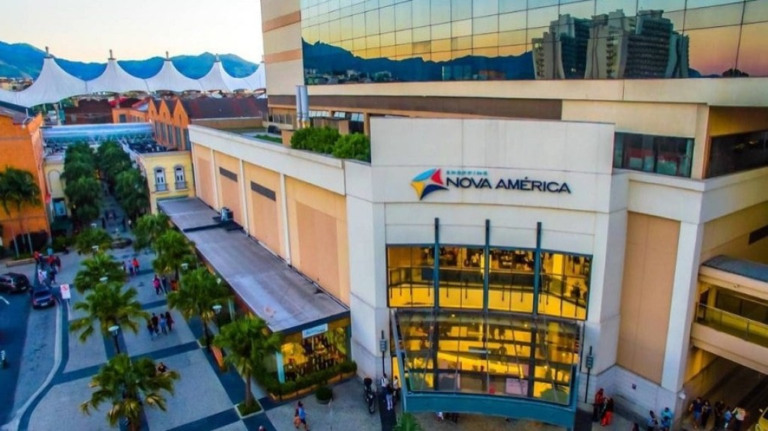 Homens armados invadem shopping no Rio e assaltam joalheria