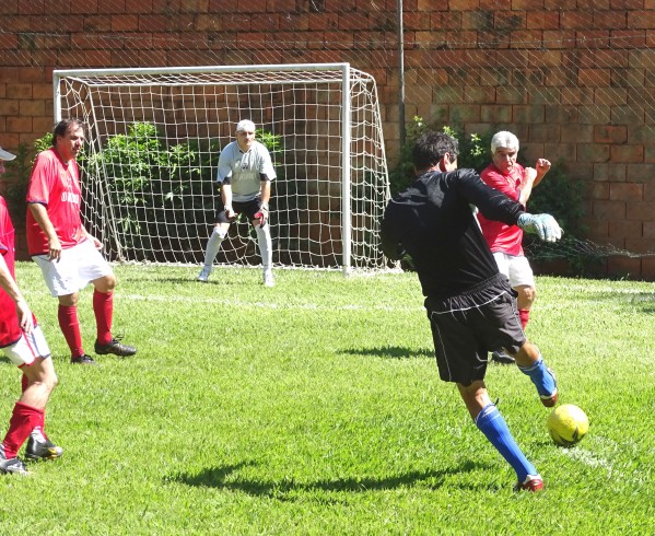 Mamela sai do gol e tenta chute; O Circo voltou