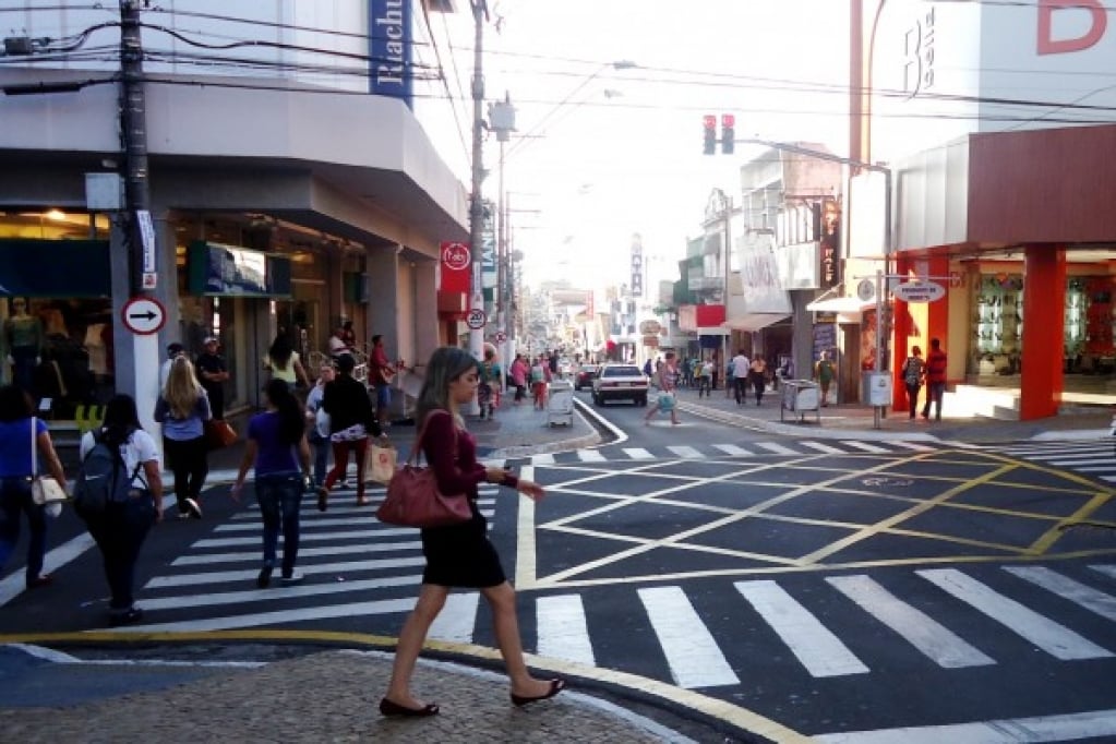 Comércio abre no feriado de olho em consumidor de folga na cidade