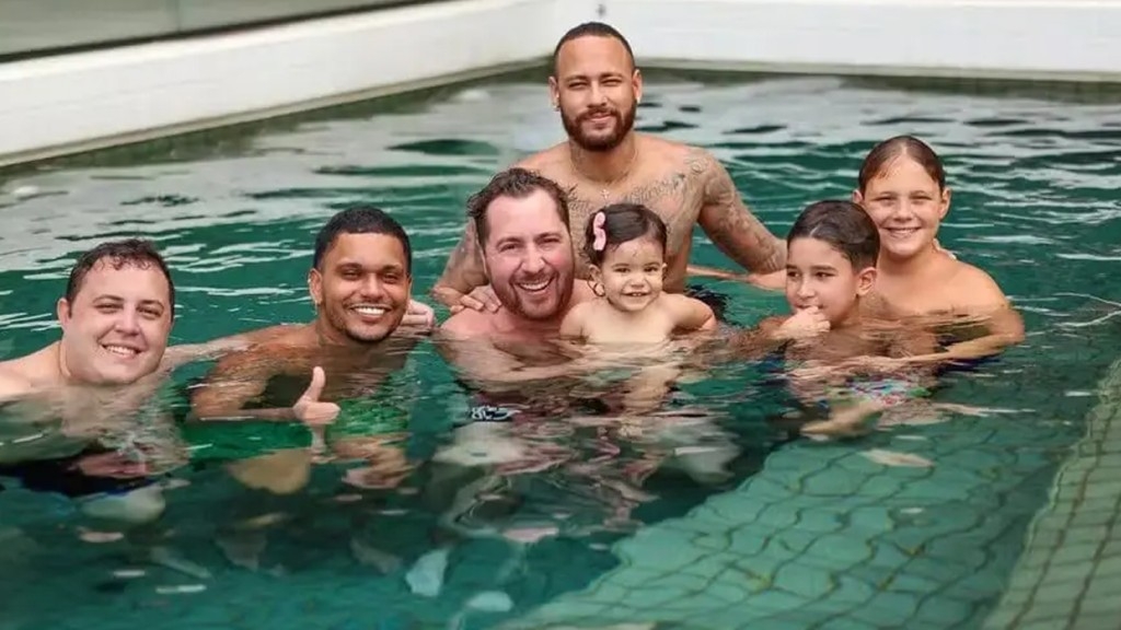 Neymar curte dia de descanso na piscina com o filho, afilhada e amigos: ‘Piscininha!’ Neymar curte dia de descanso na piscina com o filho, afilhada e amigos: ‘Piscininha!’