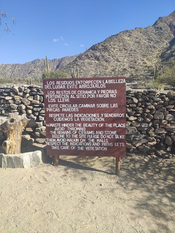 Uma placa de avisos aos turistas. Foto: Renan Tafarel/Portai iG