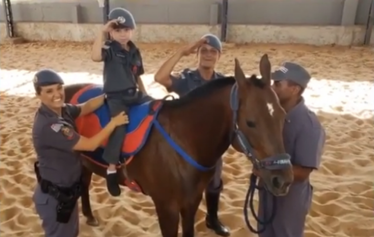 Vídeo - Policiais de Marília fazem dia especial para criança com paralisia cerebral